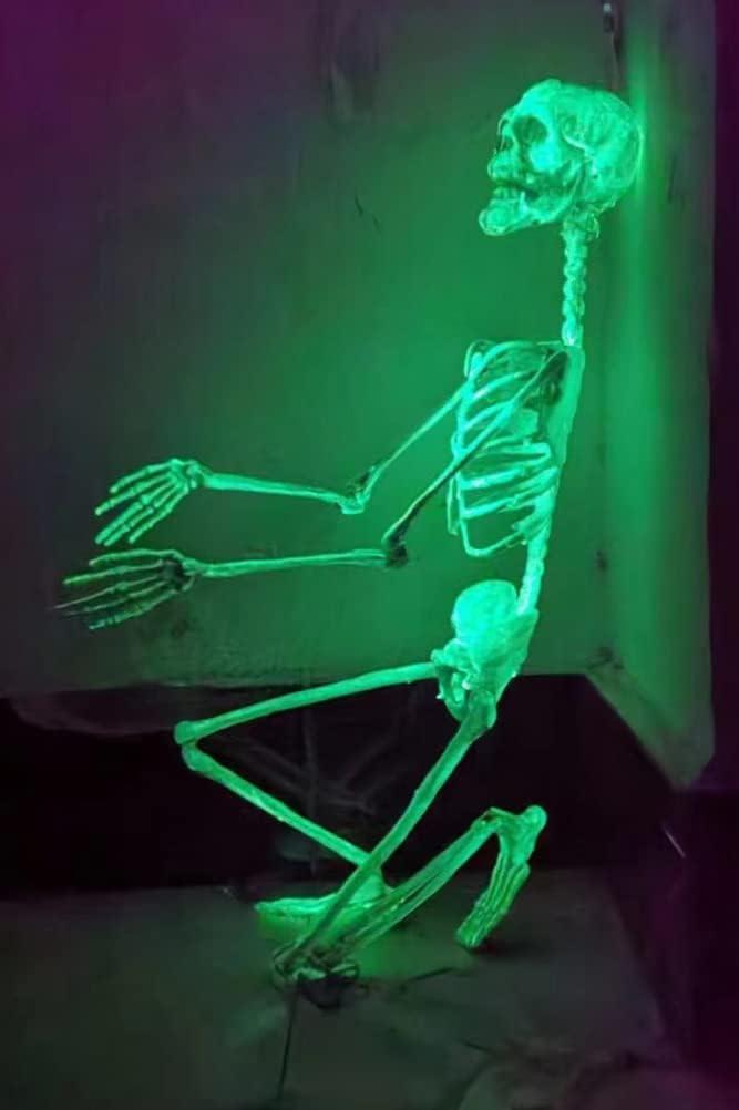 Decoración de esqueleto que brilla en la oscuridad para Halloween